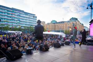 Satoja opiskelijoita kokoontuu Vaasan torille juhlimaan Vaasa Campus Festivalia