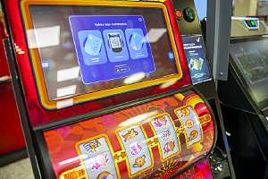 Auttaisiko peliautomaattien poisto kaupoista peliriippuvaisia? - Miten kaupparyhmät perustelevat rah