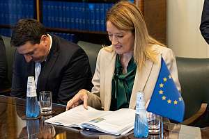 EU-parlamentin puhemies Roberta Metsola pitää tiedotustilaisuuden Brysselissä
