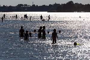 Helteet tulevat, mutta missä on turvallista uida? Yle aamu-uinnilla Hietsun rannalla Helsingissä