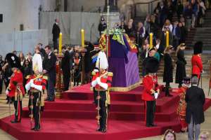 Kuningatar Elisabetin arkku Westminster Hallissa hautajaispäivän aamuun asti