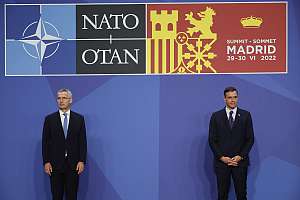 NATO kokouksen osallistujen saapuminen