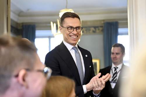 Presidentti Stubb tapaa suomalaista mediaa Göteborgin taidemuseolla