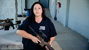 Stacey Dooley: Äitini on asekauppias