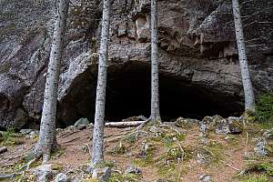 Tässä luolassa toimi 1800-luvulla kansanparantaja Pohu-Matti Hinkkanen