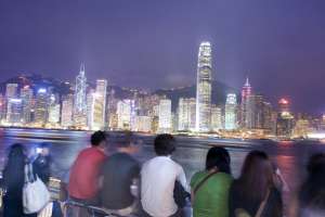 Vuosi  vaihtuu maailmalla - katso ilotulitusta Hongkongista
