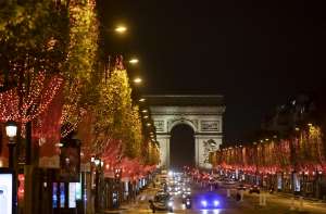 Vuosi  vaihtuu maailmalla - katso ilotulitusta Pariisista